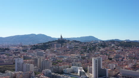 Wohnviertel-Endoume,-Marseille,-Basilika-Notre-Dame-Im-Hintergrund